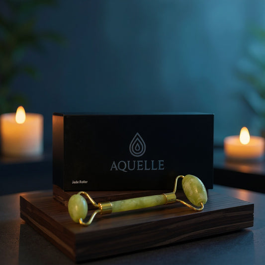 AQUELLE Jade Roller auf Holzpodest mit warmem Kerzenlicht – luxuriöse Spa-Atmosphäre für entspannte Hautpflege und pure Regeneration.