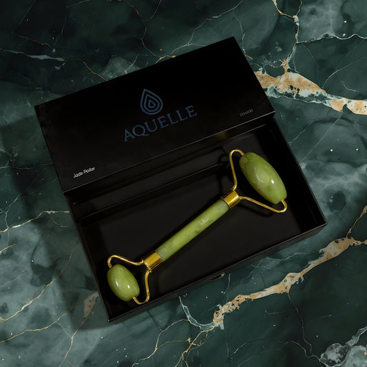 AQUELLE Jade Roller – hochwertiger grüner Gesichtsmassager aus echter Jade, gehalten in einer Hand vor weißem Hintergrund für minimalistischen Look und natürliche Eleganz.