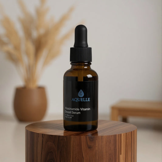 Elegante Glasflasche des AQUELLE Niacinamide Vitamin Boost Serums auf einem Holzpodest – minimalistisches, luxuriöses Produktdesign mit natürlicher Ästhetik.